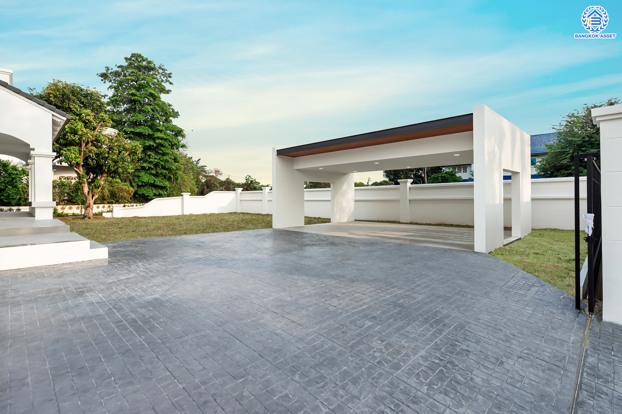 บ้านมือสองตกแต่งใหม่ ม.กฤษดานคร20 ปิ่นเกล้า-ติดถนนบรมราชชนนี เนื้อที่ 198 ตร.ว. บ้านเดี่ยวหลังใหญ่ ตกแต่งสุดหรูดีไซน์ยุโรป พร้อมฟังก์ชัน 4 ห้องนอน 4 ห้องน้ำ 1 ห้องแม่บ้าน จอดรถได้ 5 คัน บนทำเลเชื่อมต่อเมืองอย่างรวดเร็ว ใกล้ทางคู่ขนานลอยฟ้าบรมราชชนนี ทางด่วน "กาญจนาภิเษก" ม.มหิดล และเซ็นทรัลปิ่นเกล้า